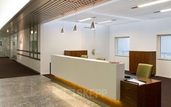 Stilvoller Empfangsbereich des Business Centers an der Leutschenbachstrasse in Zürich